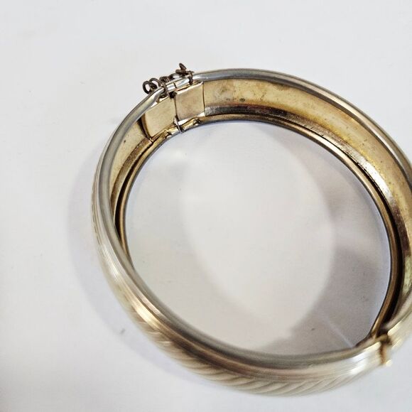 Vintage Gold Tone Textured Hinged Clamp Chunky Bangle Bracelet With Safety Chain - Picture 4 of 9